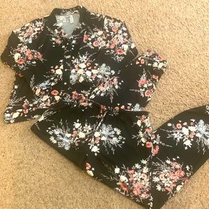 Lightly worn Flora Nikrooz 2-piece floral pajama set, size M.